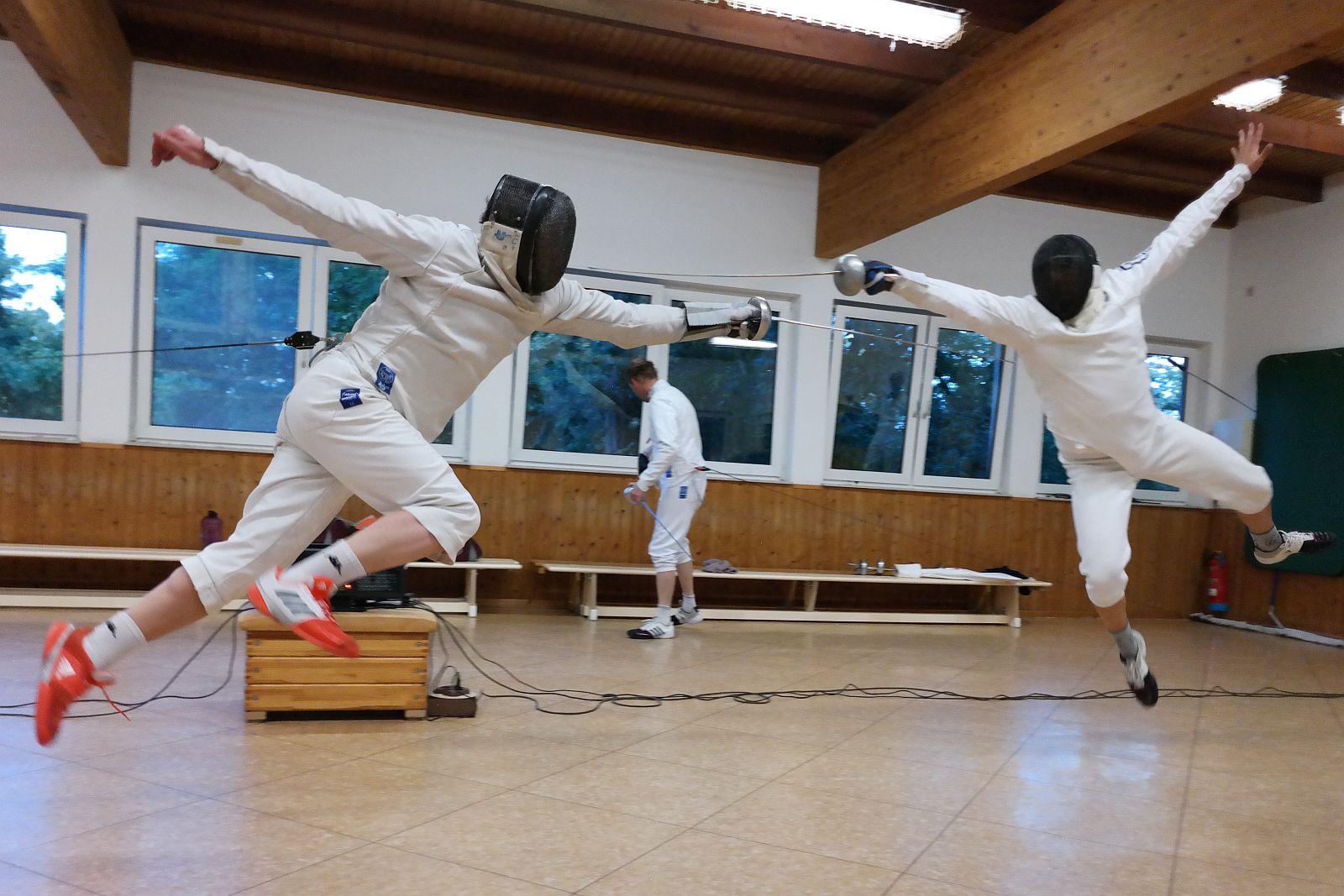 Fechter in Aktion in der Trainingshalle in unserem Clubheim<br>